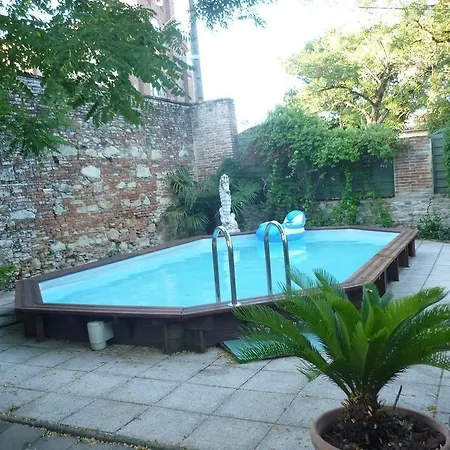 Konukevi Chateau De 3*